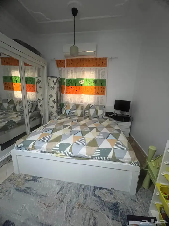 غرفة نوم سرير لشخصين مع مرتبة وخزانة صغيرة كومودينا 0