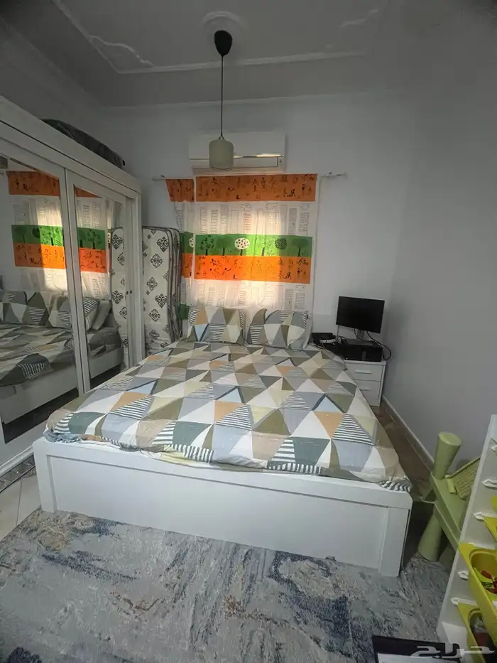 غرفة نوم سرير لشخصين مع مرتبة وخزانة صغيرة كومودينا 1