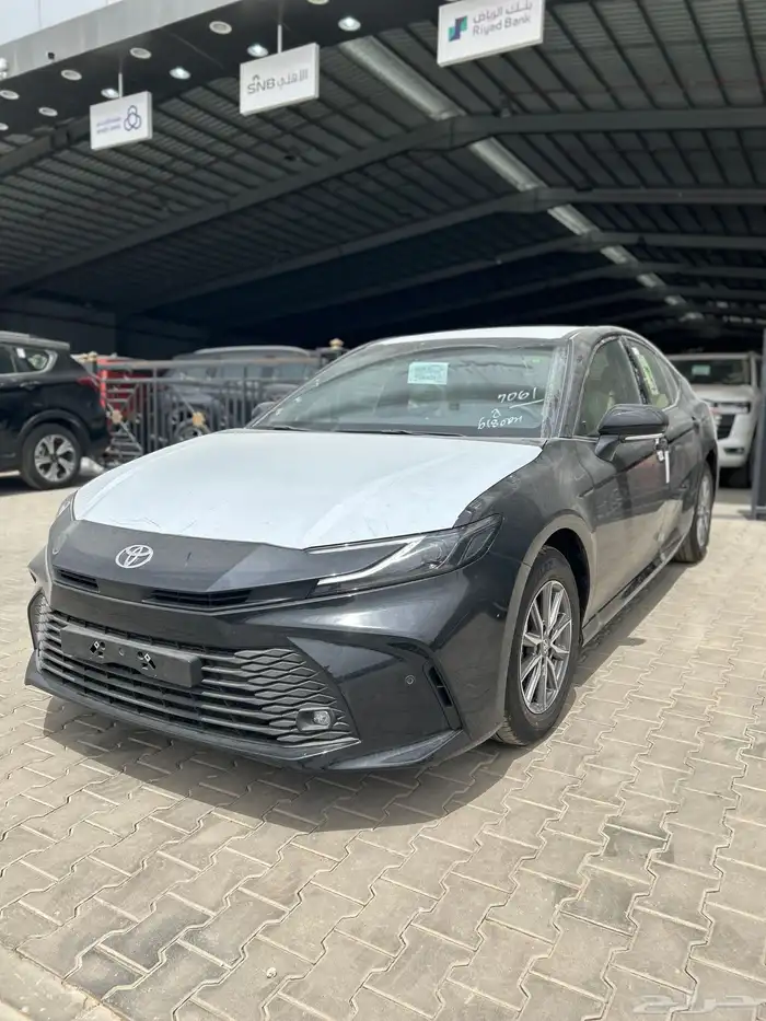 تويوتا  كامري E استاندر بنزين 2025 اسود 109200 شامل الضريبة 2