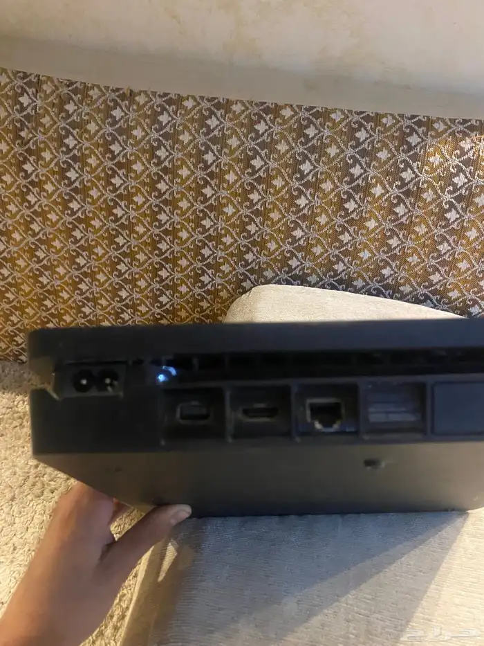 سوني 4 اخو الجديد معه يدات ثنتين وشريطين فيفا وحرب على 2