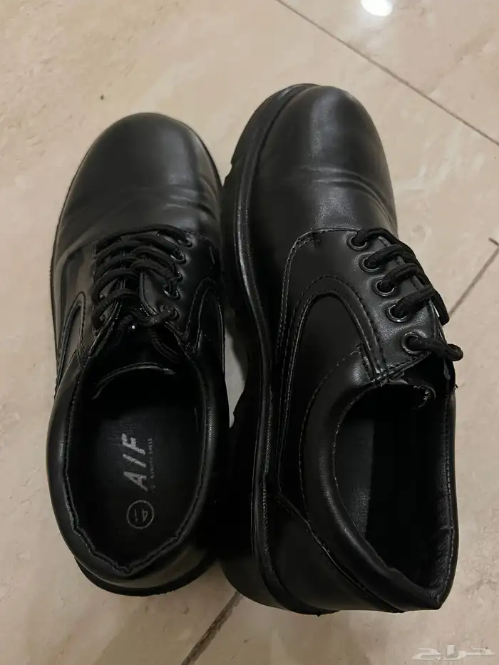 بساطير سوداء طويل و قصير نظيفه جد استخدام قليل 2