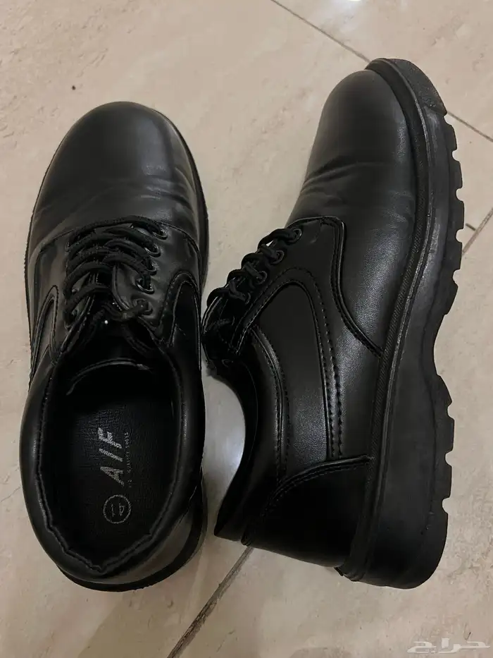 بساطير سوداء طويل و قصير نظيفه جد استخدام قليل 3