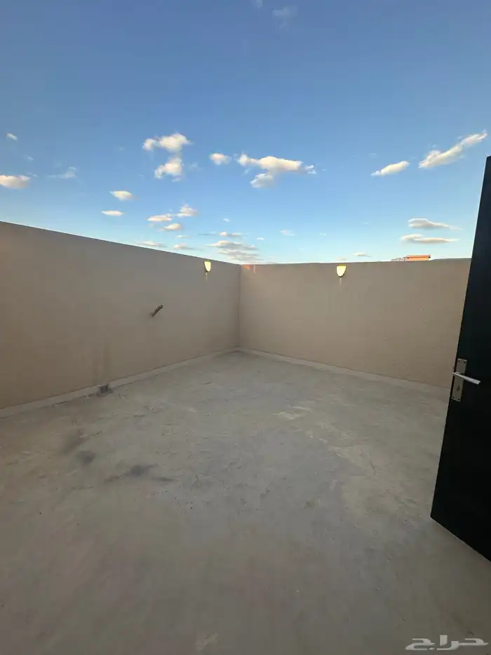 للبيع شقق وروفات بمداخل خاصة موقع مميز بقرب من الممشي 23