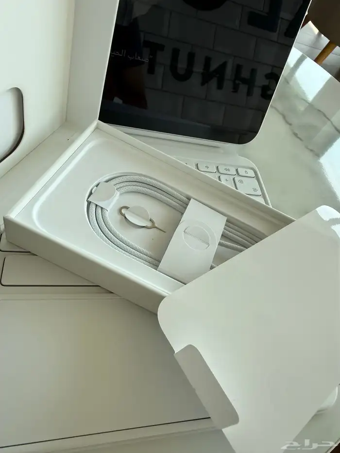 ايفون 16 برو ماكس ذهبي 3