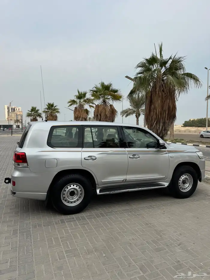 لاندكروزر 2009 محول 2021 12