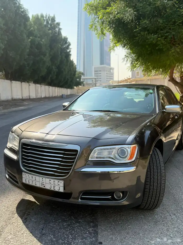 كرايسلر c300 2014 مخزن نظيف جدا ممشى قليل 7