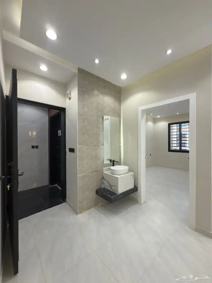 شقه علويه 6 غرف بدرج داخلي للسطح ابها قرب المطار-بسعر540الف 6