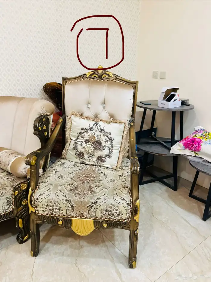 كنب ملكي فاخر نظيف مكون من 13قطعة 5