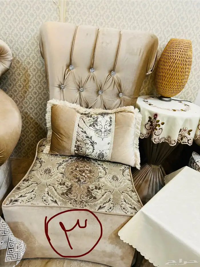 كنب ملكي فاخر نظيف مكون من 13قطعة 2