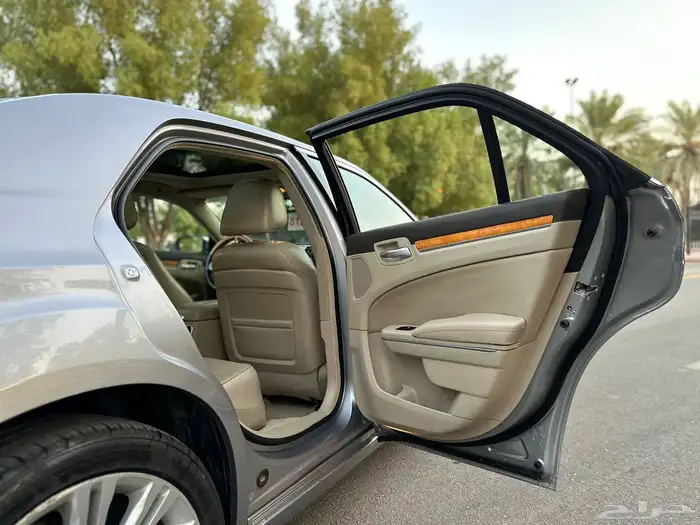 كرايزلر C300 HEMI 2014 (( بحالة ممتازة )) 16