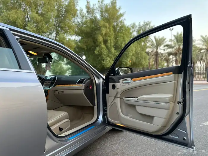 كرايزلر C300 HEMI 2014 (( بحالة ممتازة )) 33