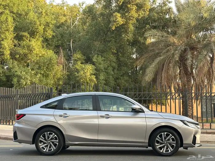 تويوتا يارس YX موديل 2024 فل كامل سعودي 7