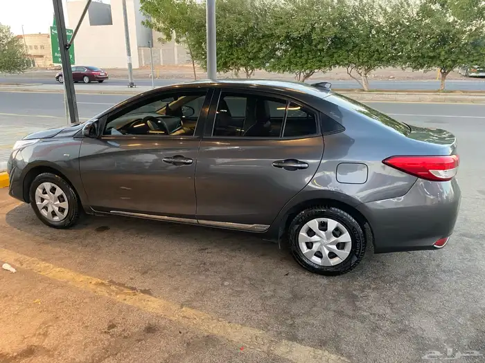 ياريس 2019 رمادي استعمال نظيف 1