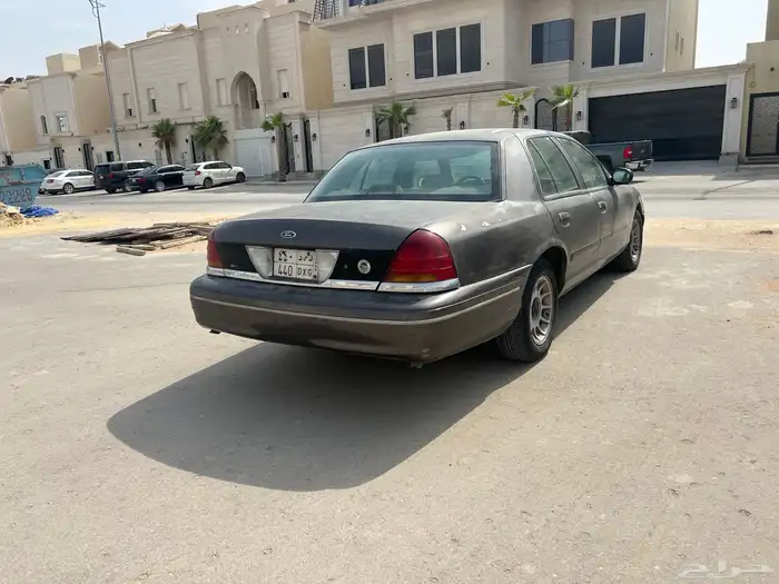 البيع كراون فكتويا 2001 يحمل لوحه 3