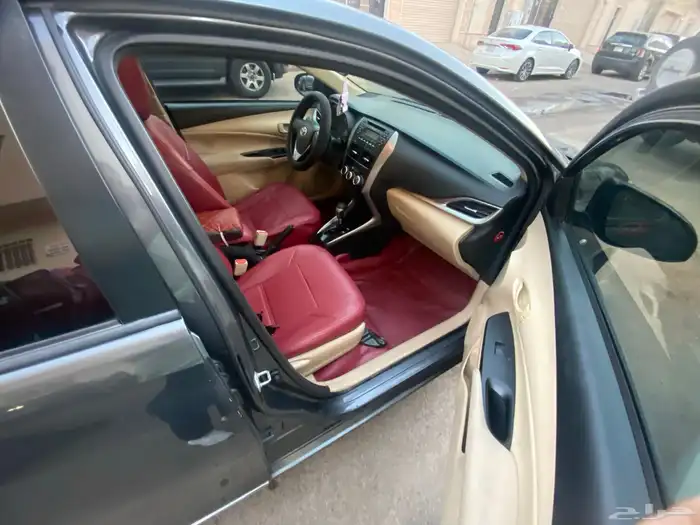 ياريس 2019 رمادي استعمال نظيف 2