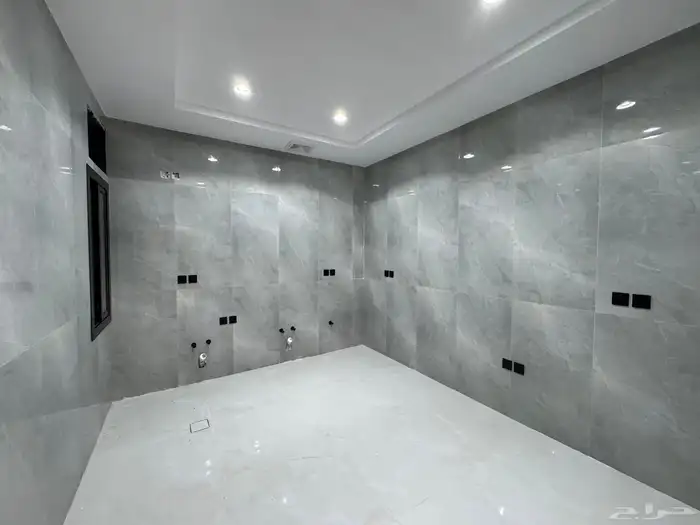 للبيع عمارة نظام شقق في مخطط ولي العهد 4