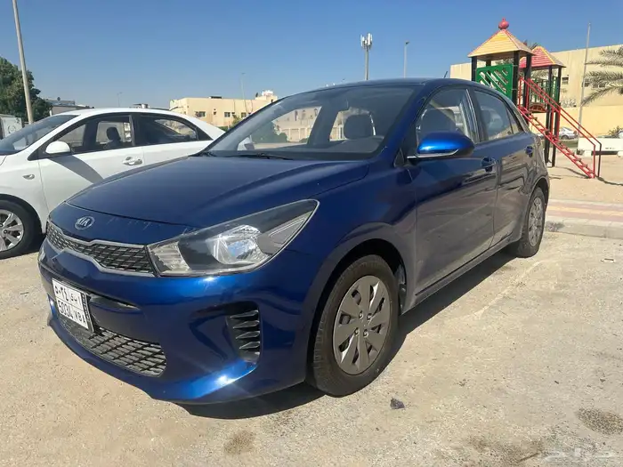 كيا ريو هاتشباك نص فل لون أزرق ممشى جدا قليل ويعتبر وكاله 8
