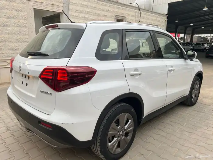 سوزوكي فيتارا 2023 عداد 79.000 دبل دفلك لدى قمة الاطلال 7