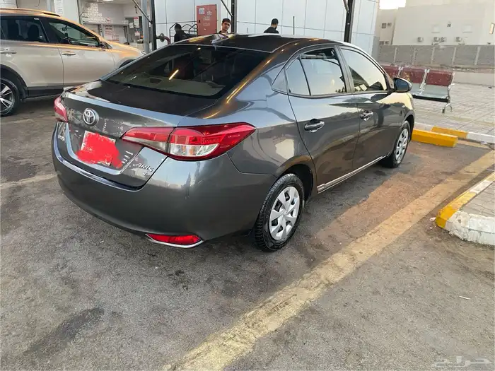 ياريس 2019 رمادي استعمال نظيف 5