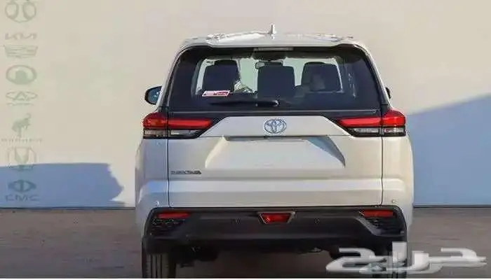 تويوتا انوفا بنزين استاندر 2025 3