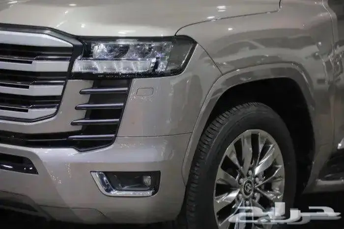 تويوتا لاندكروزر GXR L4 فتحة سقف جلد موديل 2025 8