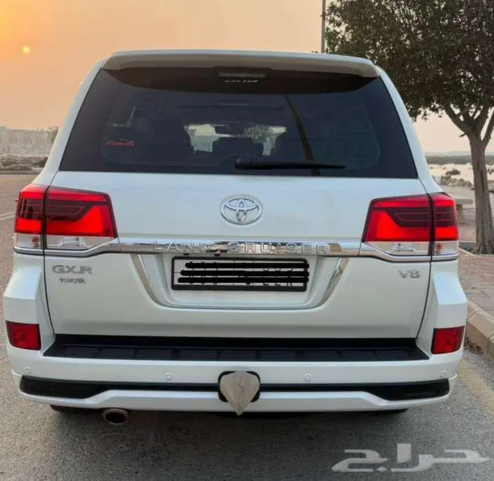 للبيع لاند كروزر GXR مخزن جديد بحالة الوكالة ممشى 3000 كم 2
