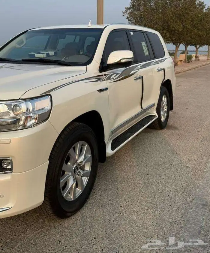 للبيع لاند كروزر GXR مخزن جديد بحالة الوكالة ممشى 3000 كم 4