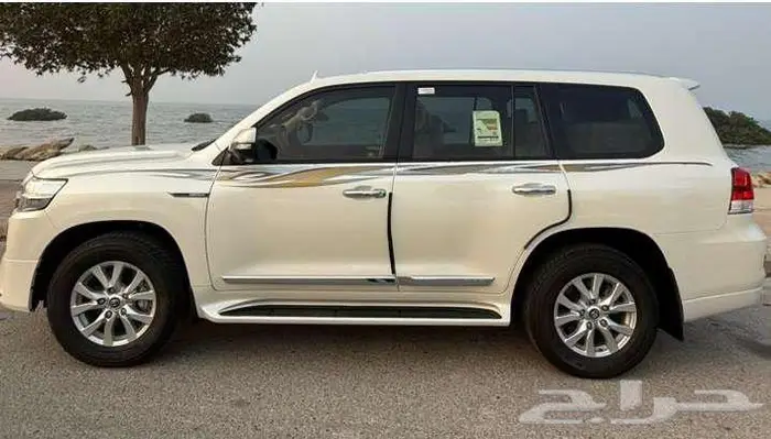 للبيع لاند كروزر GXR مخزن جديد بحالة الوكالة ممشى 3000 كم 3