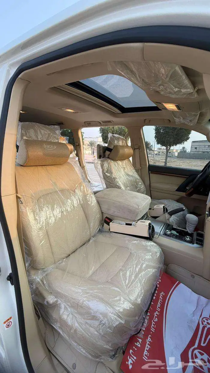 للبيع لاند كروزر GXR مخزن جديد بحالة الوكالة ممشى 3000 كم 7
