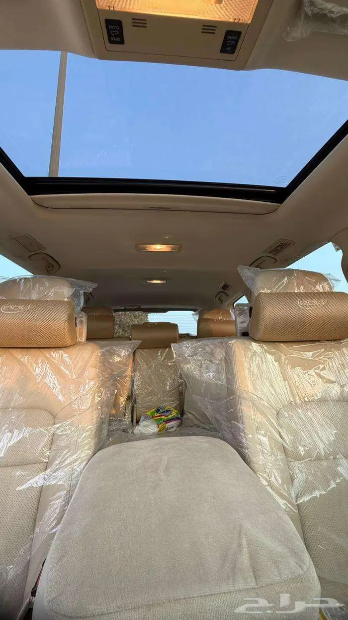للبيع لاند كروزر GXR مخزن جديد بحالة الوكالة ممشى 3000 كم 9