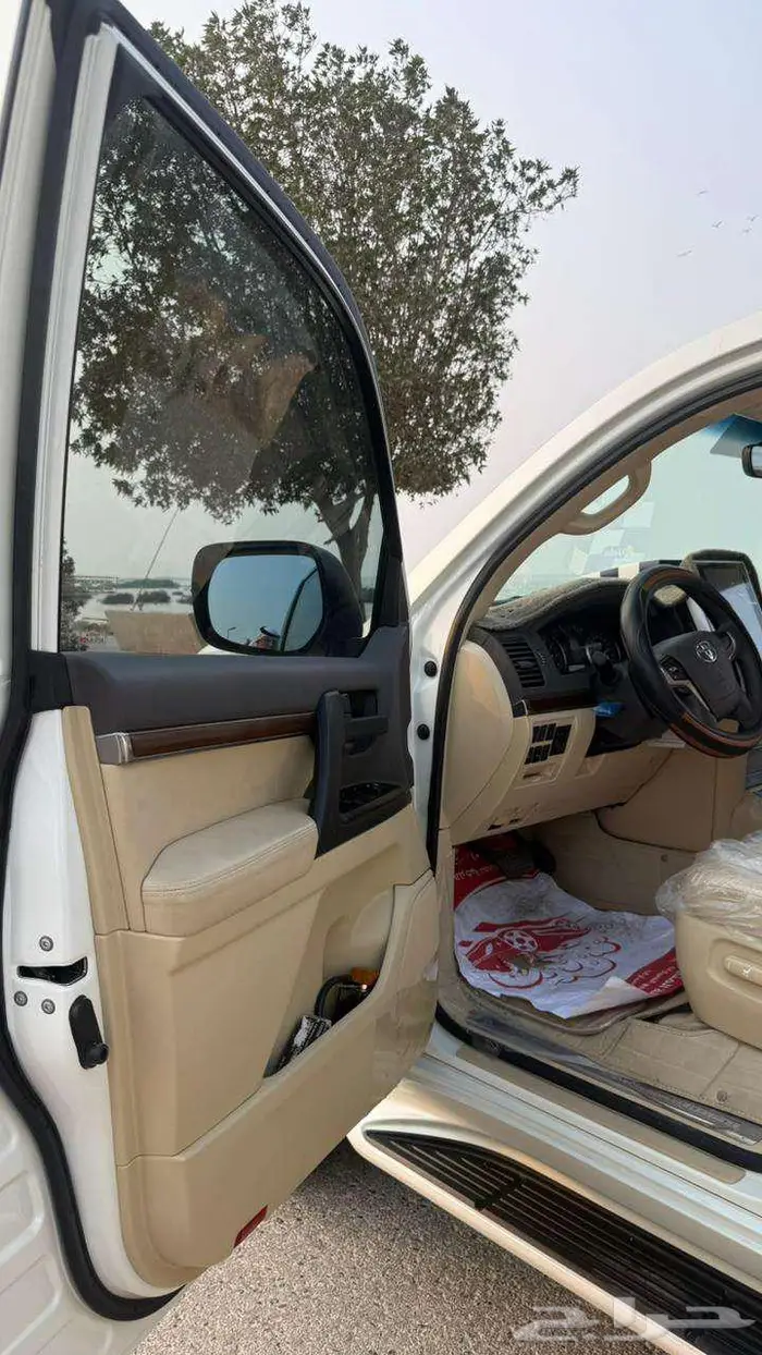 للبيع لاند كروزر GXR مخزن جديد بحالة الوكالة ممشى 3000 كم 12