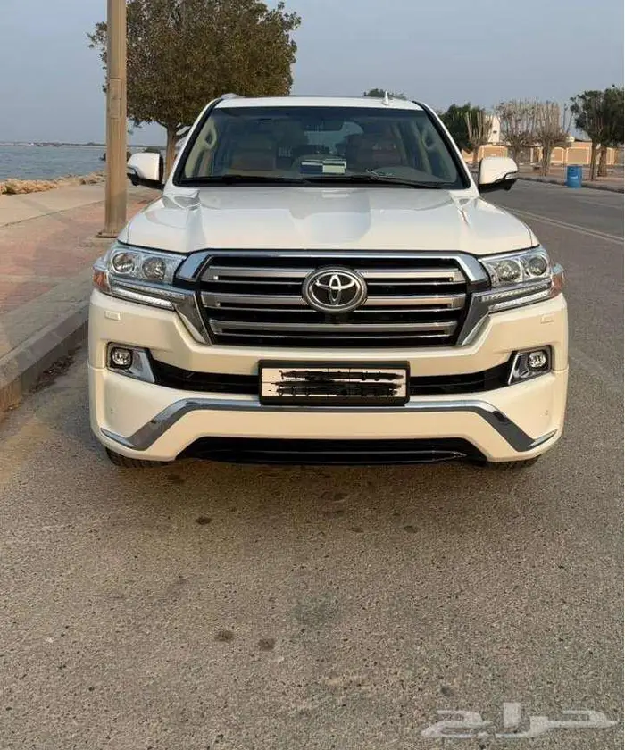 للبيع لاند كروزر GXR مخزن جديد بحالة الوكالة ممشى 3000 كم 1