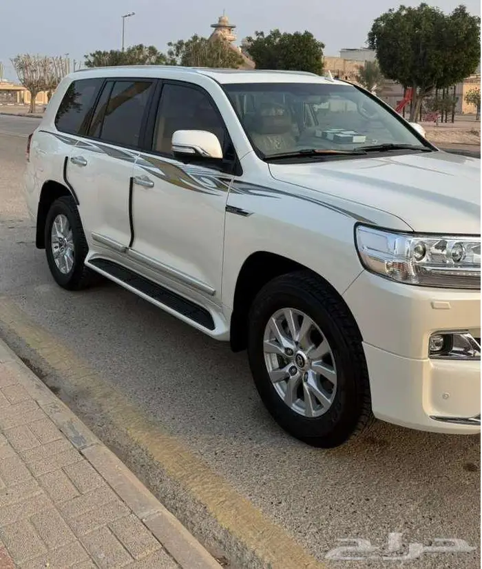 للبيع لاند كروزر GXR مخزن جديد بحالة الوكالة ممشى 3000 كم 5