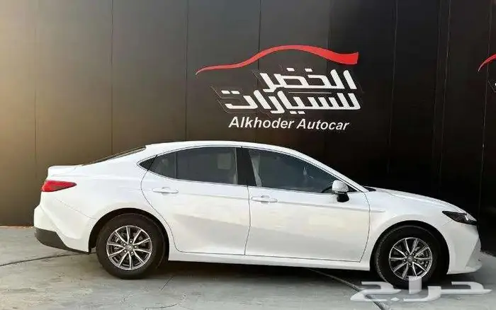 تويوتا كامري E بنزين 2025 لدى الخضر للسيارات 3