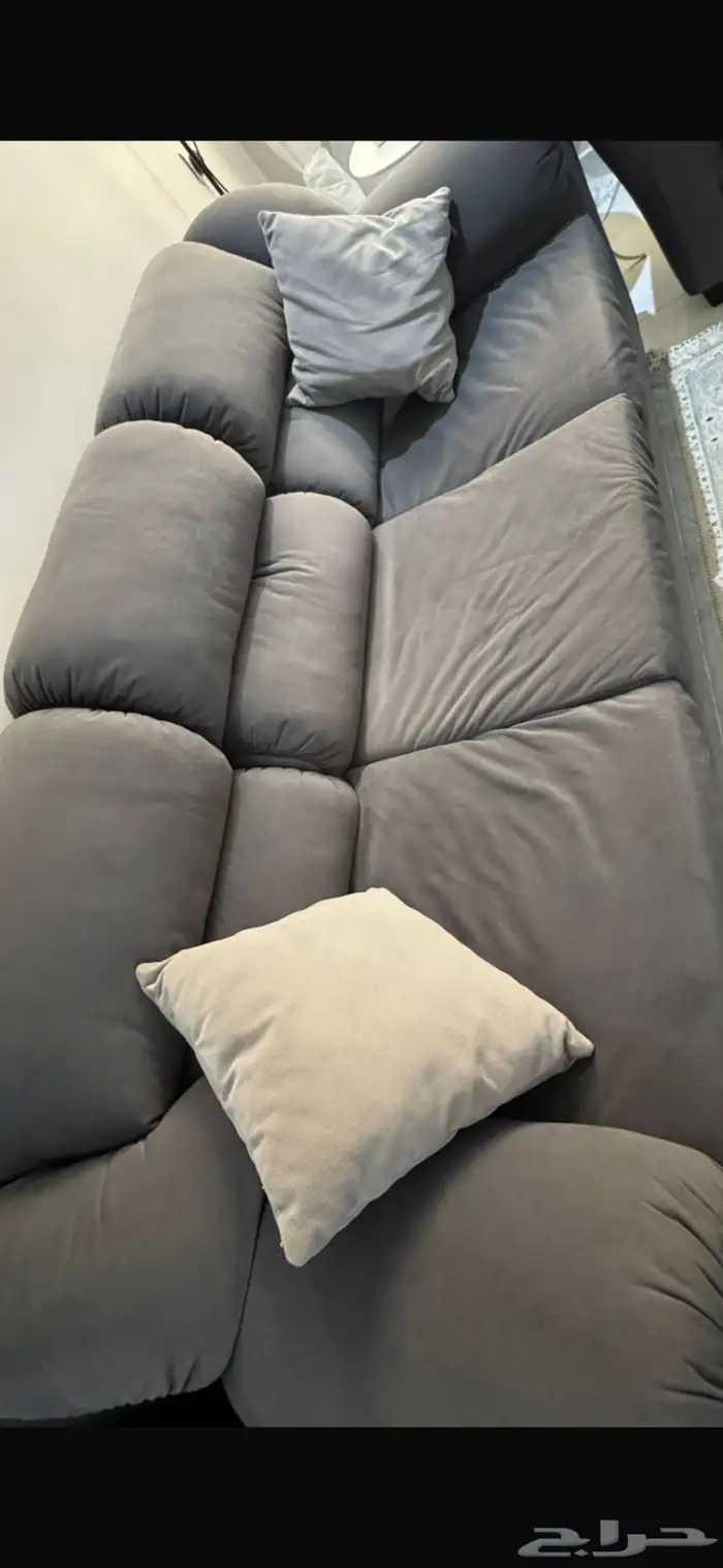 كنب للبيع مع طاولات خدمه. 2