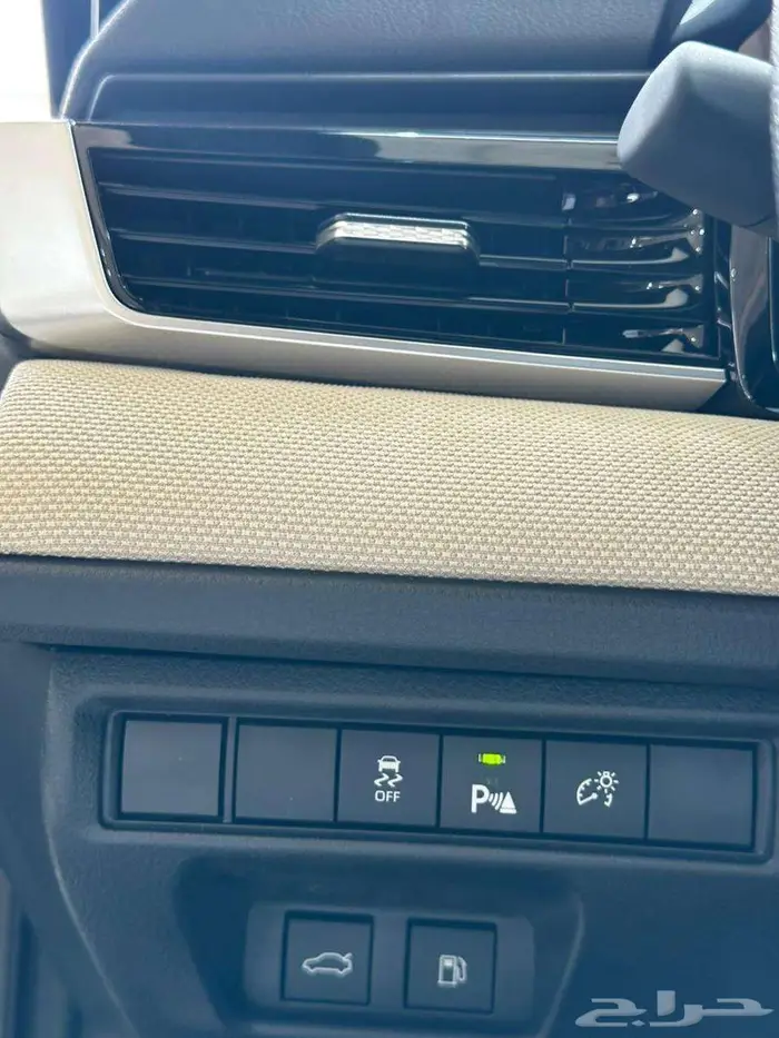 تويوتا كامري E بنزين موديل 2025 اسود 7