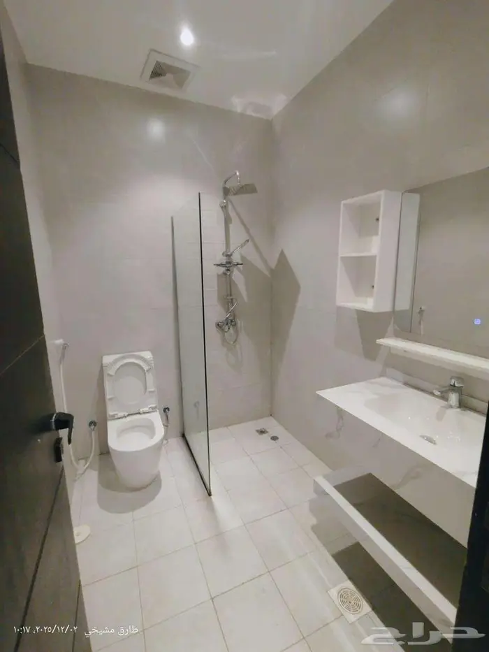 شقة للإيجار 3 غرف مع روف بحي الصواري 11