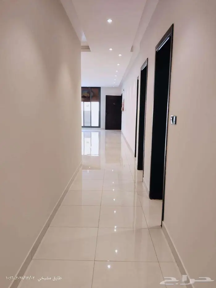 شقة للإيجار 3 غرف مع روف بحي الصواري 1
