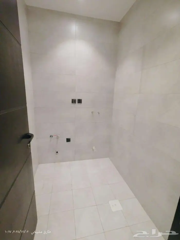 شقة للإيجار 3 غرف مع روف بحي الصواري 8