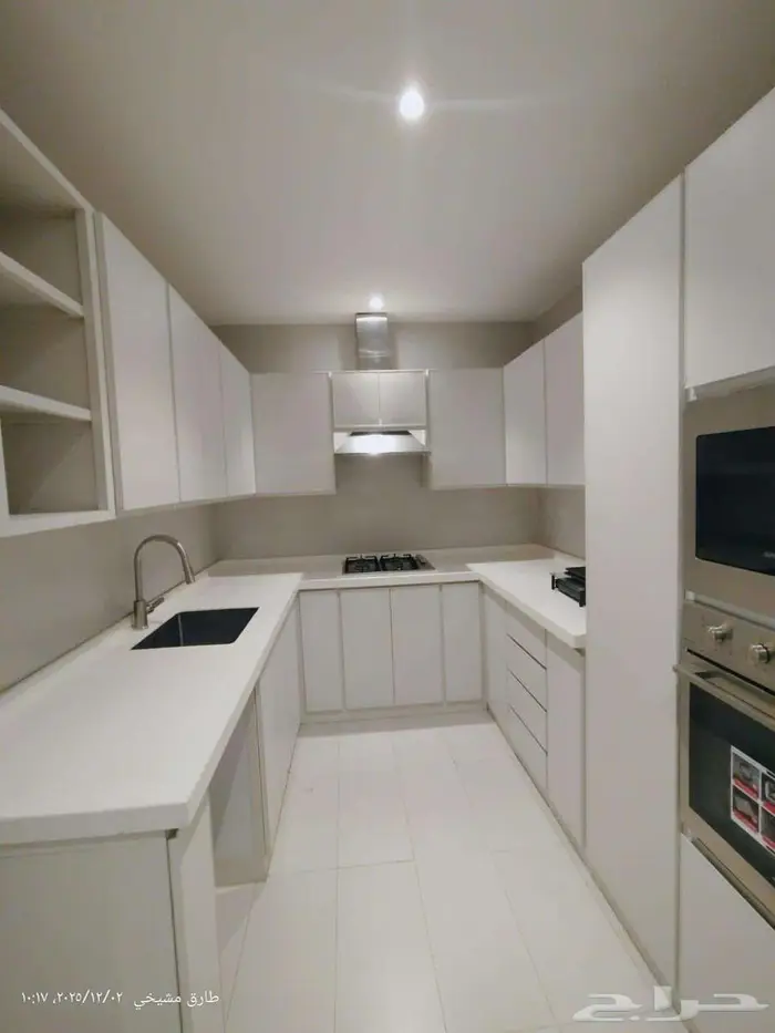 شقة للإيجار 3 غرف مع روف بحي الصواري 9