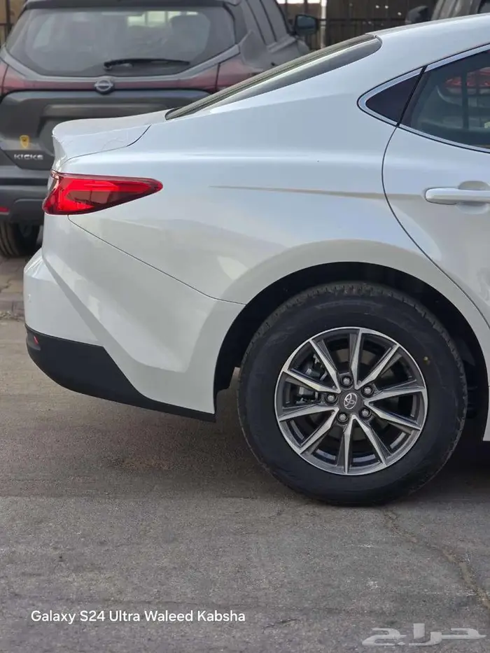 تويوتا كامري E بنزين 2025 4