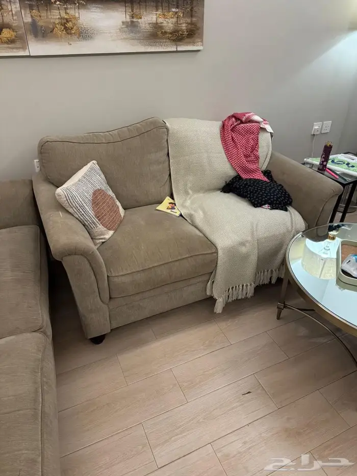 كنب هوم سنتر مع طاولة من هوم سنتر 5000 وقابل لتفاوض 2