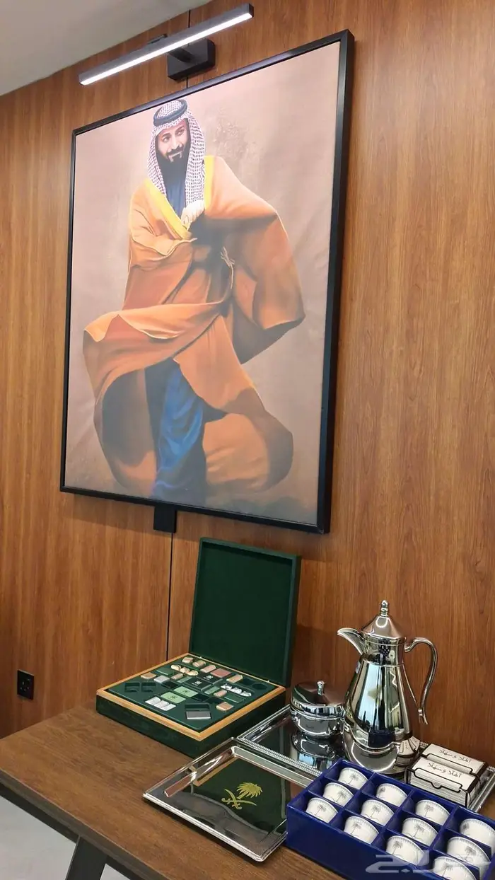 لوحة لولي العهد باطار خشبي اسود 2