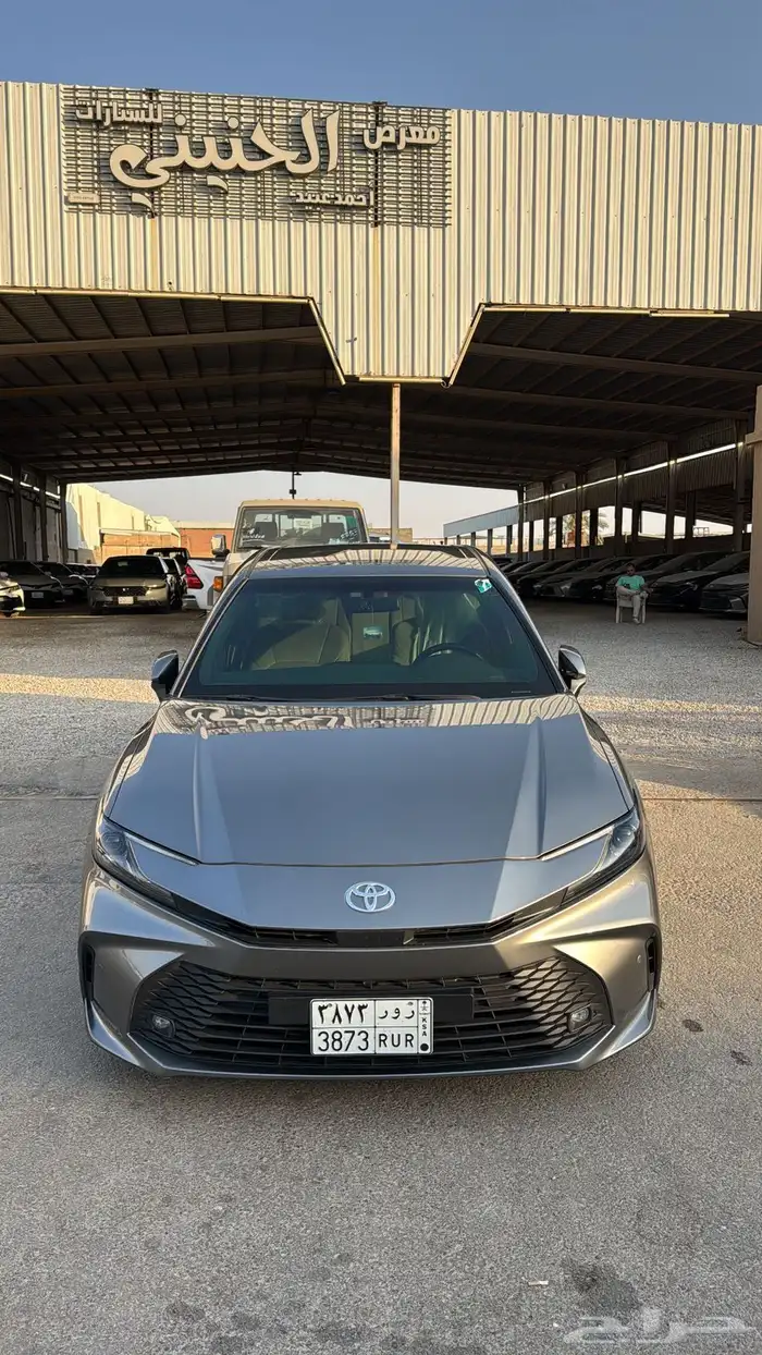 تويوتا كامري 2025 E بنزين سعودي عداد 20 الف اللون تيتانيوم 2