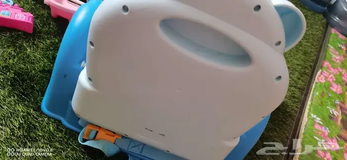 كرسي طعام بحاله ممتازه مع بايسكل اطفال ومجموعه العاب 4