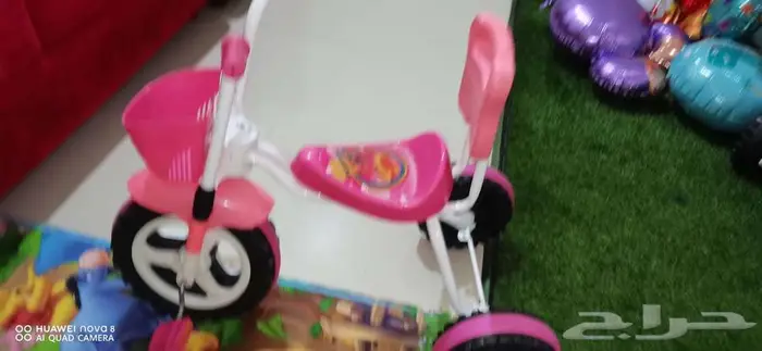 كرسي طعام بحاله ممتازه مع بايسكل اطفال ومجموعه العاب 6