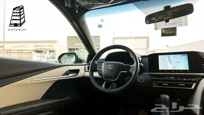 تويوتا كامري E استندر بنزين لون تيتانيوم موديل 2025 9