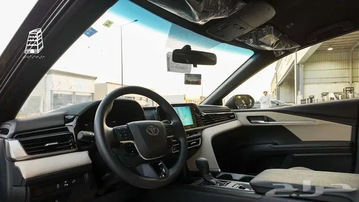 تويوتا كامري E استندر بنزين لون تيتانيوم موديل 2025 11