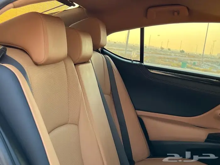 للبيع لكزس es 250 AA 2023 10