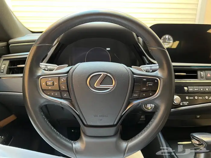 للبيع لكزس es 250 AA 2023 8